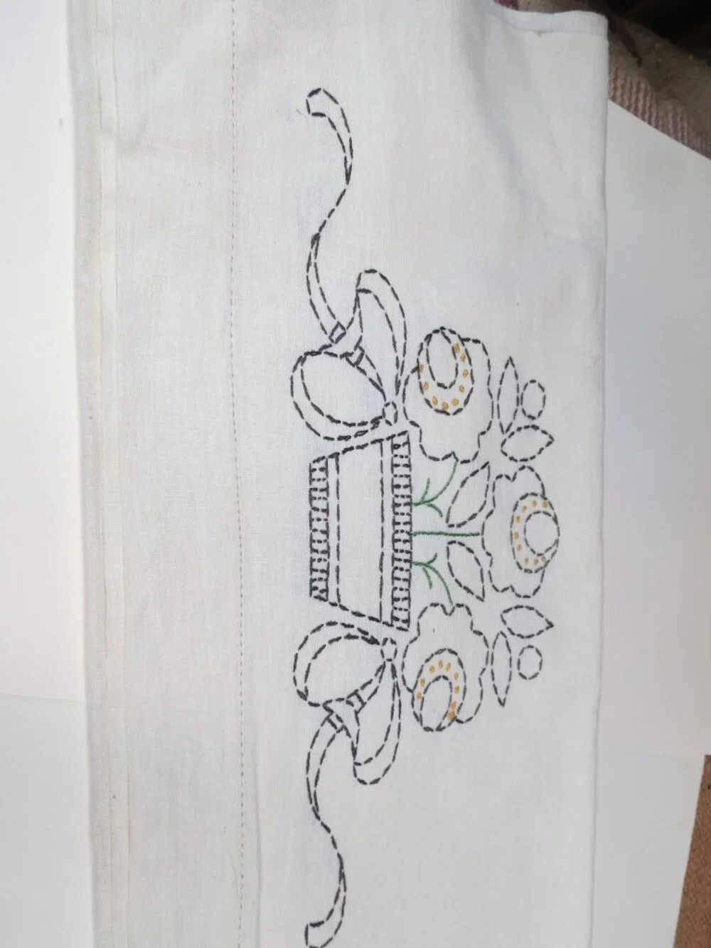 Daisies Vintage Hand Embroidery Dresser Scarf Table runner Floral 16